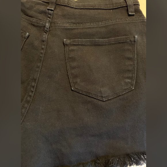 Vibrant Black Short Jeans - Picture 7 of 9